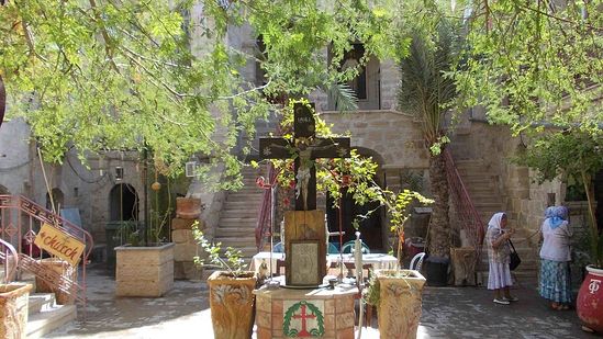 Справа можно получить бобовую похлебку 